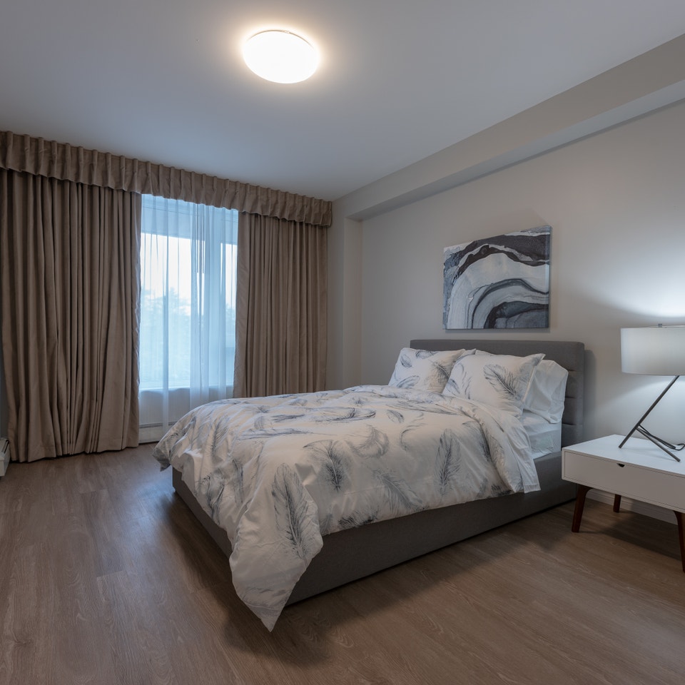 WELCOME HOME THIS FALL - 1 BED + DEN WITH DOWNTOWN ACCESS 4
