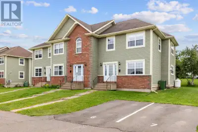 Welcome to this beautifully maintained end-unit condo located on Edgeview Court in the heart of Stra...
