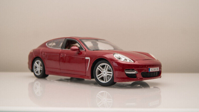 2010 Porsche Panamera Turbo 1:18 dans Jouets et jeux  à Ouest de l’Île - Image 2