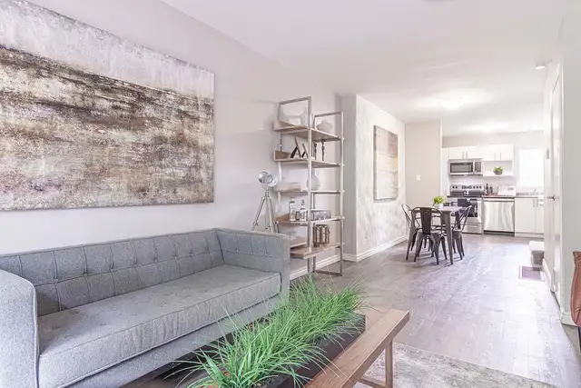 3 Bedroom Townhome with Yard & Laundry in South London