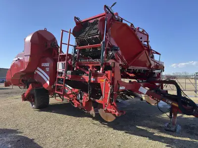 2017 Spudnik 6640 This harvester is equipped with a standard 36” intake and a stripper kit for effic...