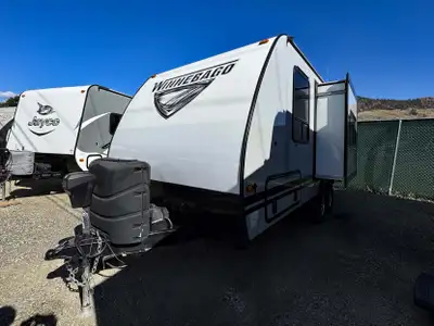 2019 Winnebago Micro Minnie 2106DS Four-Season Couples Travel Trailer The 2019 Winnebago Micro Minni...