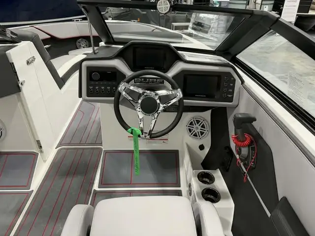 2025 Cobalt Boats CS23 Surf in Powerboats & Motorboats in Saskatoon - Image 11