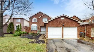 GREAT DEAL!! Just minutes from Shoppers World in Brampton. This Stunning Detached Home Features 4 Be...