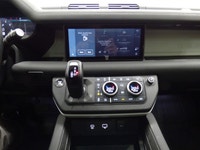 Découvrez votre prochain partenaire d'aventure : le superbe Land Rover Defender Blanc 2023. Plus qu'... (image 9)