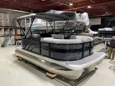 This compact 19ft Tritoon powered by a 115hp is loaded with over $7000 in additional options. Includ...