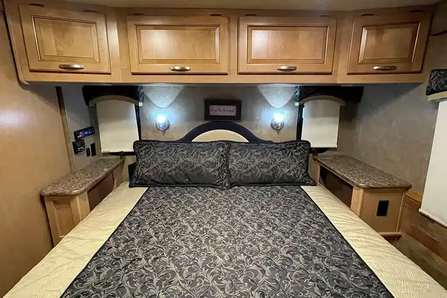 2015 Thor Chateau 33SW - Pre-Owned Super C Motorhome.  in RVs & Motorhomes in Red Deer - Image 39