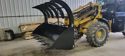 94” Skid Steer Bucket with Grapple – 1.4 Yard Capacity This heavy-duty 94-inch skid steer bucket wit...