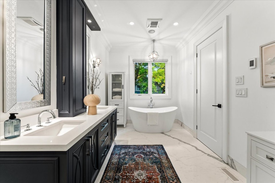 Oakville Luxury Custom Home | Dramatic Architecture | 4+2BR 5 WR, photo 9 of 10