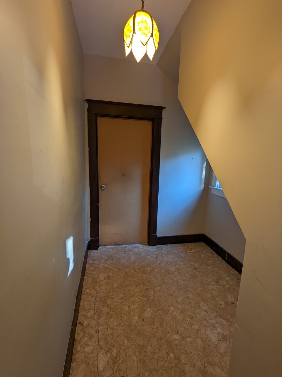 37 Victoria St #1 - 3BR North, Main Floor, Spacious, Deck, Yard 2