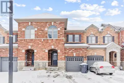 Approx 1900 sqft of Living Space !! Absolutely Gorgeous luxurious 4 Bedroom, Upgraded Freehold Townh...