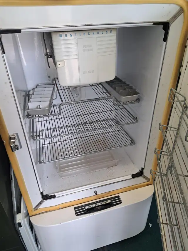 Fridge and Freezer. Antique by Westinghouse in Hobbies & Crafts in City of Toronto - Image 4