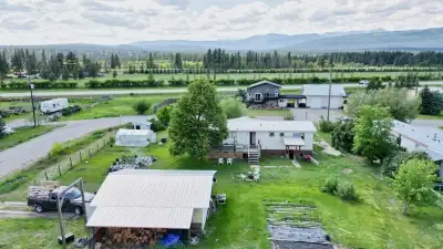 6252 Tamarack Road, Wasa, BC PropertyGuys Sign ID# 267246 This 1974 modular home with 3 beds and 1.5...