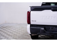 La Toyota Tundra SR5 2023 est une camionnette robuste et fiable, conçue pour répondre aux besoins le... (image 6)