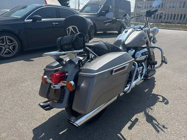 2017 Harley-Davidson Road King ~ VANCE & HINES ~ CANADIAN ~ 107C in Sport Touring in City of Toronto - Image 6