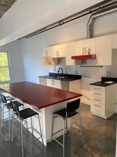 Condo situé au 2ème étage, avec 1 chambre à coucher et une bonne luminosité. Avec son style moderne...