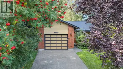 Immaculate 2 bed, 2 bath rancher at the end of a quiet no through road in Colwood, offering true sin...