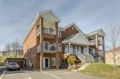 Disponible pour le Juillet Grand 5 ½ au (3e) étage dans un immeuble de 8 logements, entrées indépend...