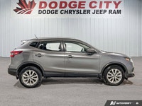 This Nissan Qashqai boasts a Regular Unleaded I-4 2.0 L/122 engine powering this Variable transmissi... (image 5)