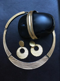 Gold Metal Necklace, c/w Matching Pierced Earrings & Bracelet