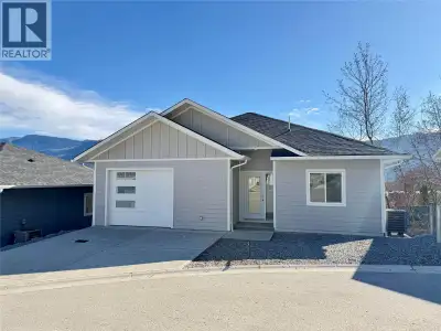 Welcome to Summerside Heights! This 3 bed+den 3 bath walk-out rancher family home features an afford...