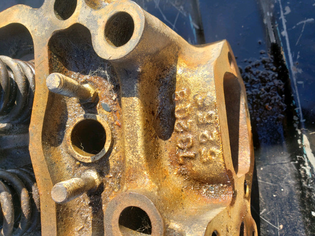 Mack Cylinder Head in Heavy Equipment Parts & Accessories in Renfrew - Image 2