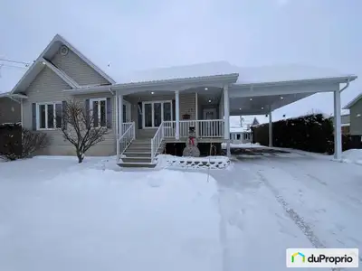 Plein-pied de 12 pièces offrant 4 chambres à coucher et des aires de vie semi-ouvertes et lumineuses...