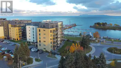 SUNRISE AND SUNSETS ON LAKE SUPERIOR! Thunder Bays Most premier living down at the waterfront! 2 bed...