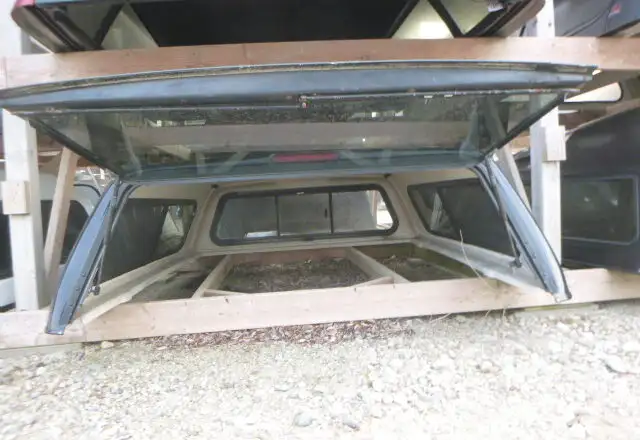 2014 - 2018 GMC Sierra or Chevrolet Silverado 6'5 Black Cap in Other Parts & Accessories in Kitchener / Waterloo - Image 3