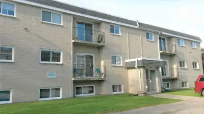 ALL INCLUSIVE - Large & Bright 2 Bedroom - Walk to LRT & Mall