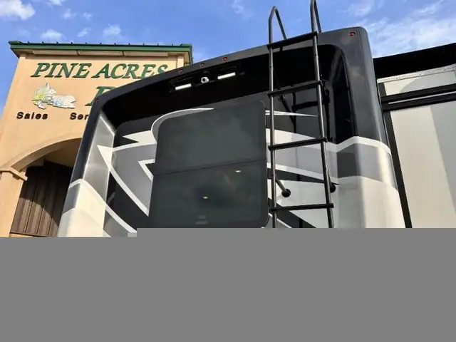 2022 Thor Motor Coach Challenger 35MQ only 6,310 Miles in RVs & Motorhomes in Moncton - Image 10