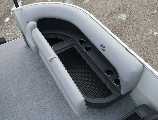 2026 Sun Tracker Party Barge 16 DLX Pontoon boat in Powerboats & Motorboats in Winnipeg - Image 14
