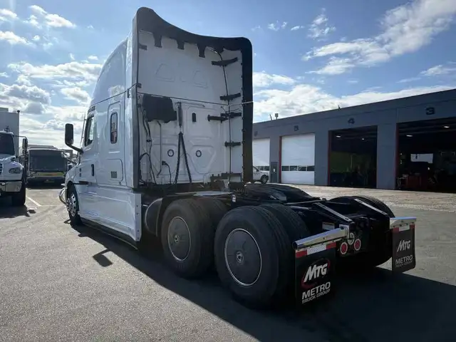 2026 Freightliner Cascadia ParkSmart Unit, Safety Certified, Cal in Heavy Trucks in Hamilton - Image 8
