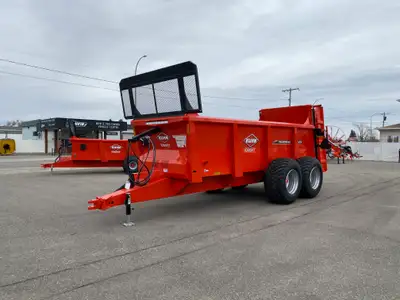 Kuhn Knight PS270, 700cu Ft, vertical beater manure spreader. Hydraulic apron floor, and tandem walk...