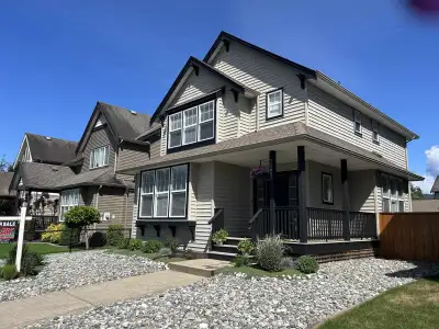MINT MINT MINT!!!! This 3 bedroom, 3 bathroom, 2 storey home, shows amazing!!Inside and out!! do not...