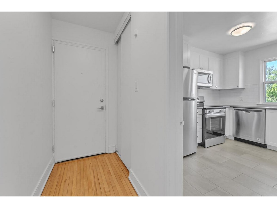 2 Bedroom Apartment for Rent - 389-401 Yonge Street 3