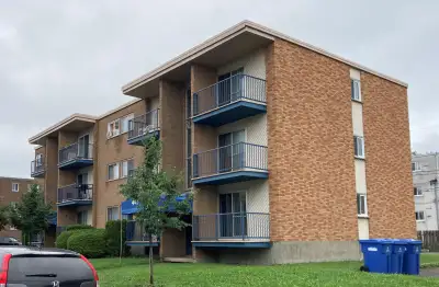 3 1/2 sur 49e rue Ouest à 950$/mois eau chaude fournie pour JUILLET Bien situé, près de tous les ser...