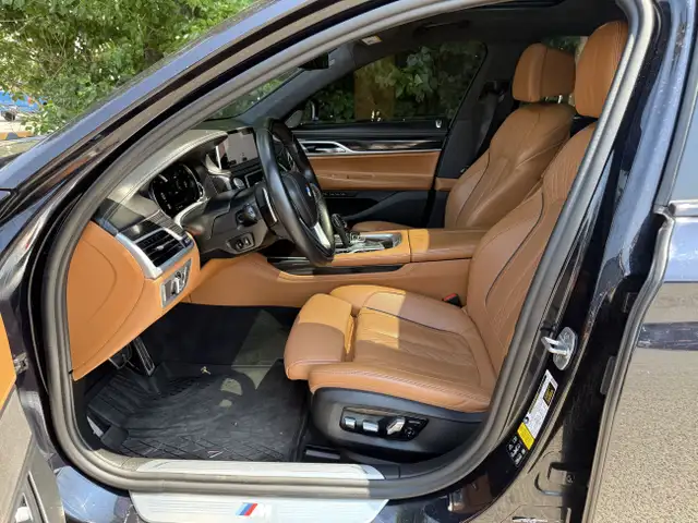 2019 BMW 7 Series 750i xDrive in Cars & Trucks in Calgary - Image 11