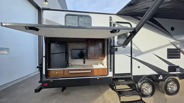 2018 Heartland Wilderness 3250DS in Travel Trailers & Campers in St. Albert - Image 4