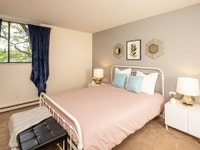 Set on ample, beautifully landscaped grounds in Ottawa South’s Herongate neighbourhood, Richlin Apar... (image 5)