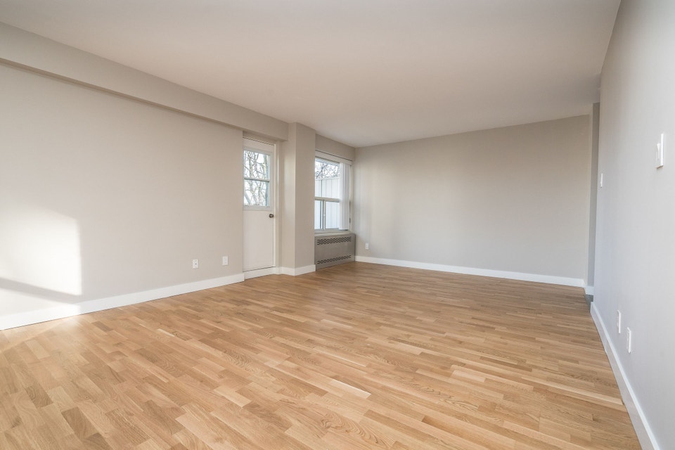 Renovated bachelor, Tyndall Ave and King St - ID 4693 3