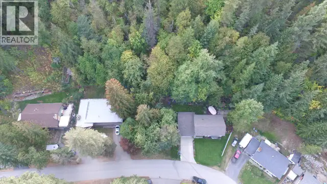 800 LYNNWOOD Crescent Castlegar, British Columbia in Land for Sale in Nelson - Image 2