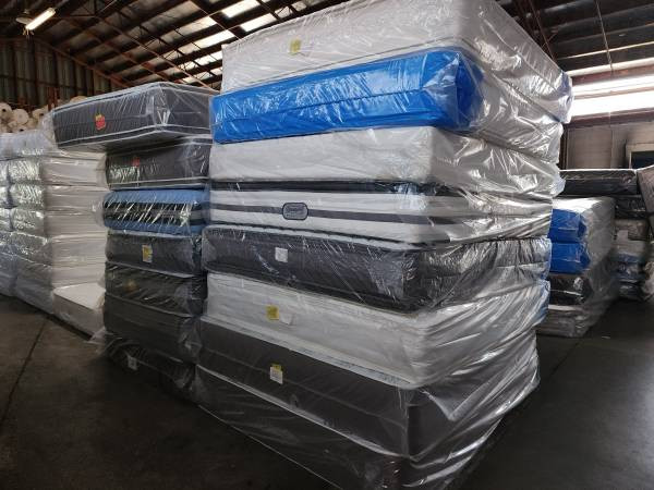 ⚜️ LIGHTLY KING QUEEN DOUBLE AND SINGLE SIZE USED MATTRESSES FOR in Beds & Mattresses in Delta/Surrey/Langley - Image 2