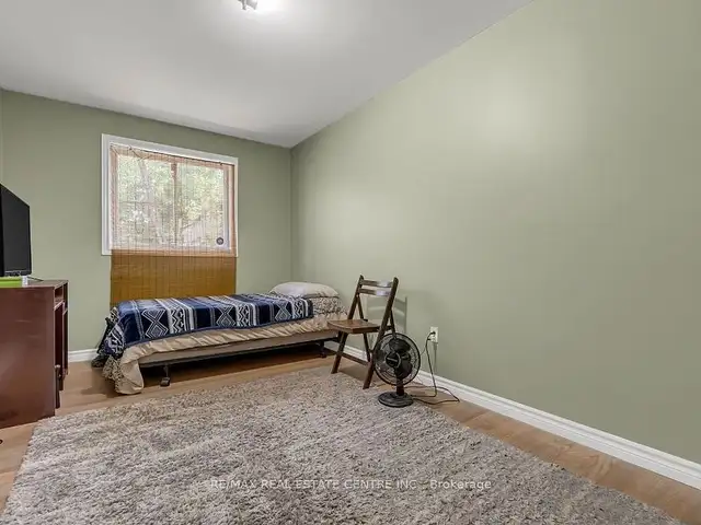 Nicely laid out 4+1 bedroom semi-detached bungalow in Houses for Sale in Oakville / Halton Region - Image 3