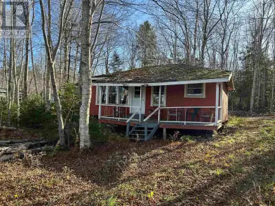 Nestled on the shores of Hoopers Lake, just a short drive from Yarmouth. This camp offers 113ft of p...