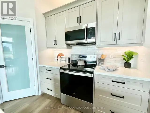 6 SHELDABREN STREET North Middlesex (Ailsa Craig), Ontario in Houses for Sale in Grand Bend - Image 10