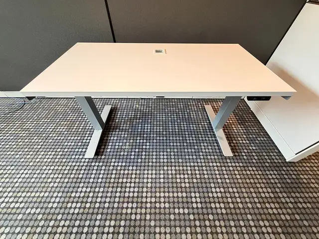Herman Miller Everywhere Crank Height Adjustable Desk! in Desks in Mississauga / Peel Region - Image 3