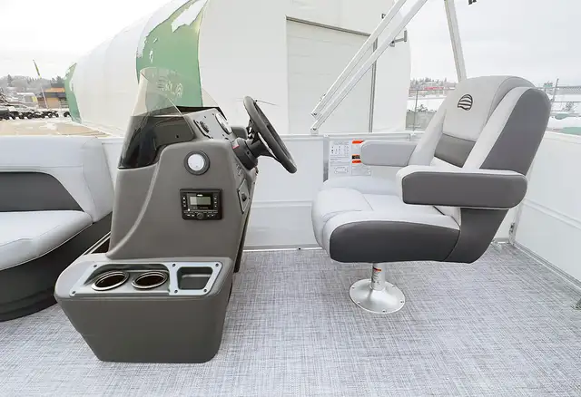2026 Sun Tracker Party Barge 16 DLX Pontoon boat in Powerboats & Motorboats in Winnipeg - Image 21