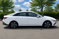 Key Features: ALLOY WHEELS, BLIND SPOT, KEYLESS ENTRY, LANE DEPARTURE WARNING, DIGITAL CLUSTER, ADAP... (image 3)