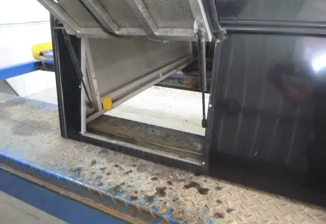 2014 - 2018 GMC Sierra or Chevrolet Silverado 8' Black ARE Cap in Other Parts & Accessories in Kitchener / Waterloo - Image 7